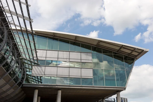 Arhitectură modernă, vedere exterioară Clădirea aeroportului din Leipzig — Fotografie, imagine de stoc