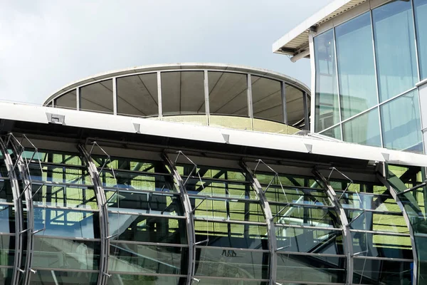 Arquitetura moderna, vista exterior Edifício do aeroporto em Leipzig — Fotografia de Stock