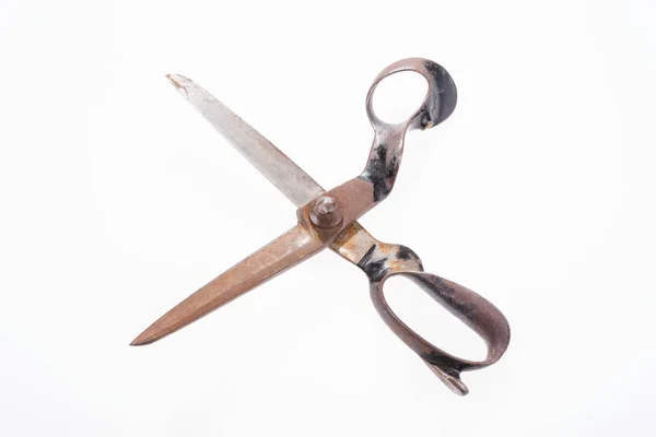 Otevřené staré krejčovské nůžky izolované — Stock fotografie