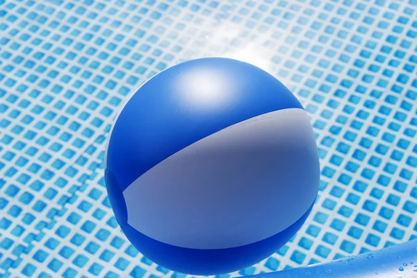 Pallone da spiaggia galleggiante in piscina — Foto Stock