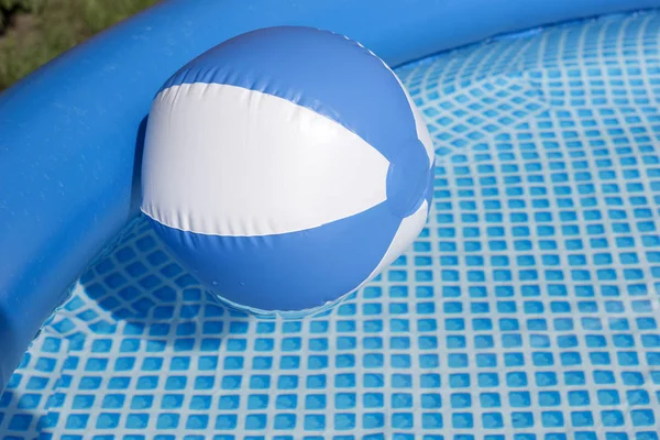 Пляжный мяч, плавающий в бассейне — стоковое фото