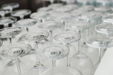 Closeup boş şarap, gözlük, bar