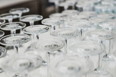 Closeup boş şarap, gözlük, bar