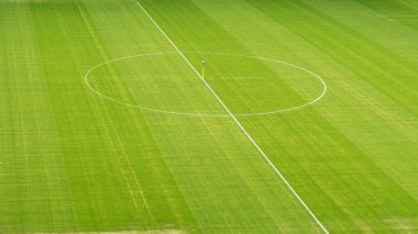 Yukarıdan, Orta daireyi futbol sahası