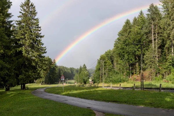 Doppio arcobaleno sulle Alpi bavaresi vicino a Grainau — Foto Stock