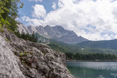 Eibsee göl ve Zugspitze Almanya