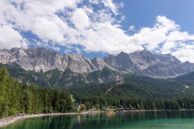 Eibsee göl ve Zugspitze Almanya