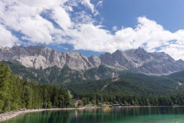 Eibsee göl ve Zugspitze Almanya