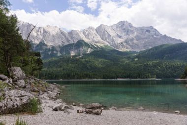 Eibsee göl ve Zugspitze Almanya