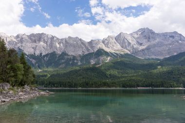 Eibsee göl ve Zugspitze Almanya