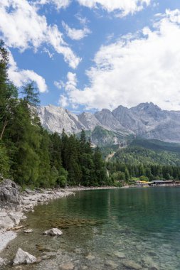 Eibsee göl ve Zugspitze Almanya