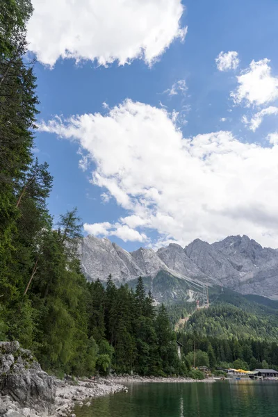 Eibsee göl ve Zugspitze Almanya