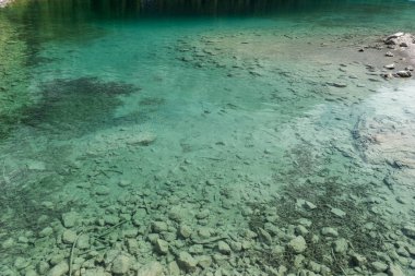 Taşlarla temizlemek turkuaz su