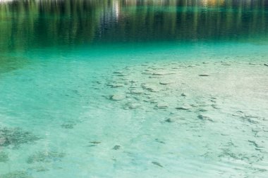 Taşlarla temizlemek turkuaz su