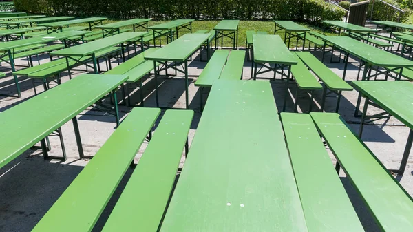 Mesas y bancos de cerveza vacíos en un parque —  Fotos de Stock