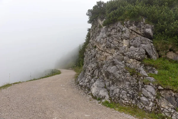 Wanderweg im Nebel in den bayerischen Alpen — Stockfoto