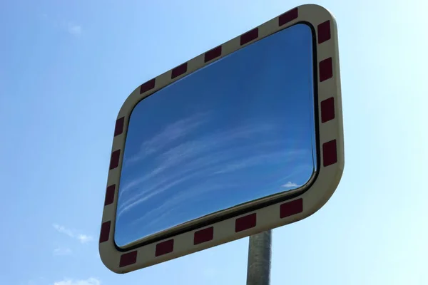 Közúti tükör a felhők a tükörben — Stock Fotó