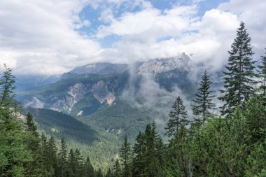 Bavyera Alpleri'nde dağ zinciri wetterstein görünümünü