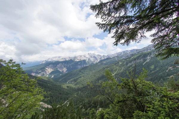 Vue de la chaîne de montagnes wetterstein dans les Alpes bavaroises — Photo