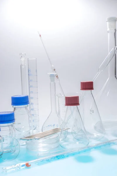 Aparatura laboratoryjna szklana na białym tle — Zdjęcie stockowe