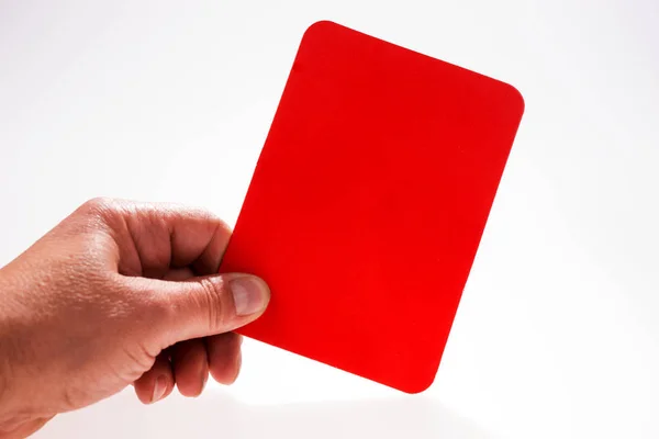 Homem segura cartão vermelho na mão — Fotografia de Stock