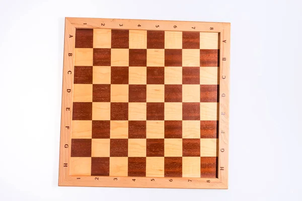 Quadrati scuri e lucenti di una scacchiera di legno — Foto Stock