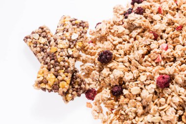 İki sağlıklı granola bar ve müsli yığını