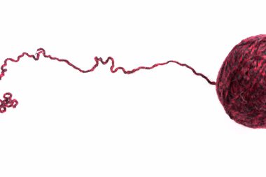 Kırmızı yün iplik ve bir yazıt yer