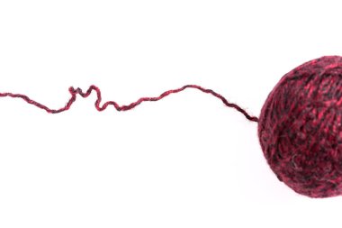 Kırmızı yün iplik ve bir yazıt yer