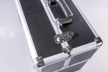 Alüminyum metal durum kutusu beyaz izole