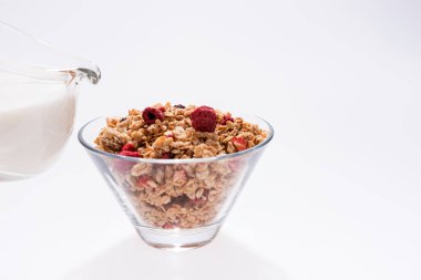 Kırmızı meyve ve süt cam izole ile müsli
