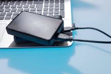 İki dış ya da taşınabilir sabit disk (Hdd) bağlı dizüstü