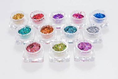 Şeffaf kavanozlara renkli pırıltılar