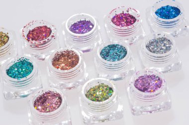 Şeffaf kavanozlara renkli pırıltılar