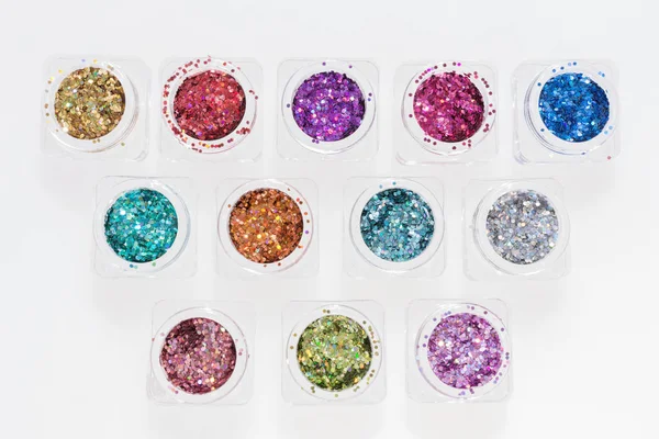 Şeffaf kavanozlara renkli pırıltılar