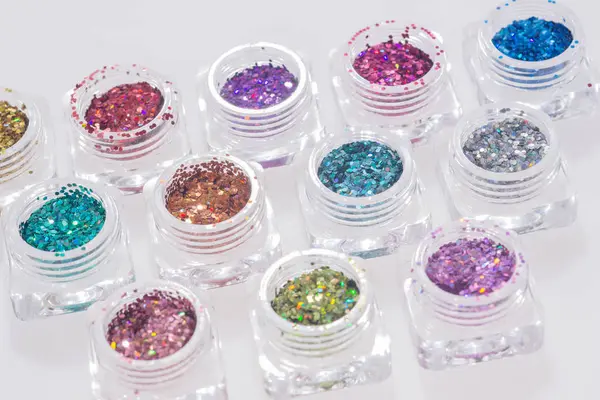 Şeffaf kavanozlara renkli pırıltılar