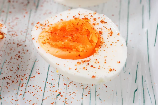 Katı pişmiş yumurta yarım biber ile strewed