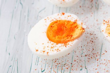 Katı pişmiş yumurta yarım biber ile strewed