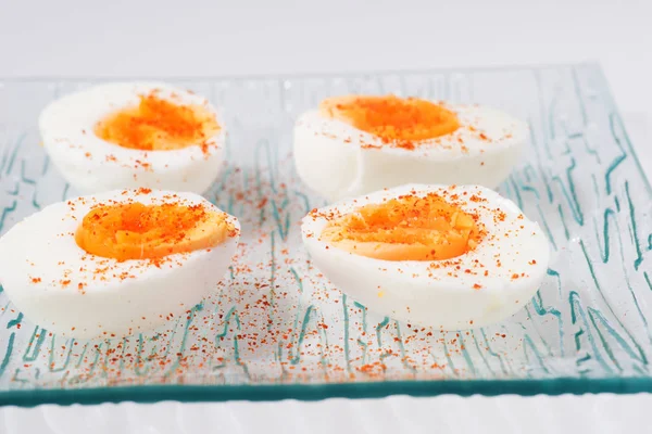 Dört sabit haşlanmış yumurta yarım