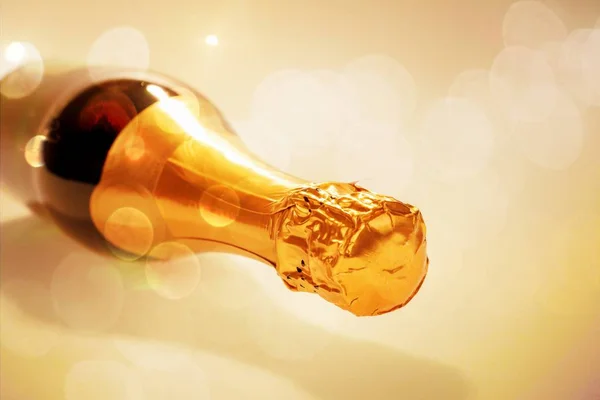 Ležící novou láhev šampaňského, samostatný — Stock fotografie