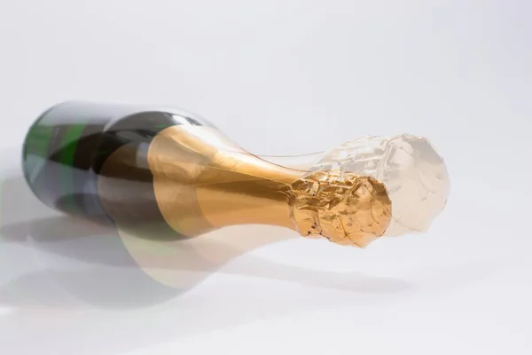 Deitado nova garrafa de champanhe isolado — Fotografia de Stock
