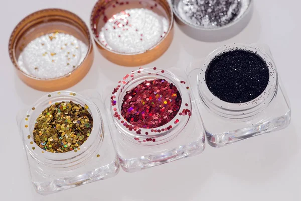 Siyah, kırmızı ve altın pırıltılar kavanoz