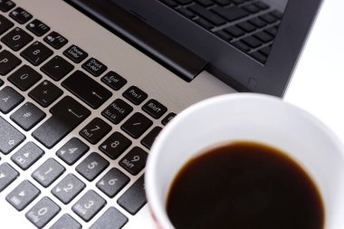 Yukarıdan bir ofis masası. Kahve ile dizüstü bilgisayar
