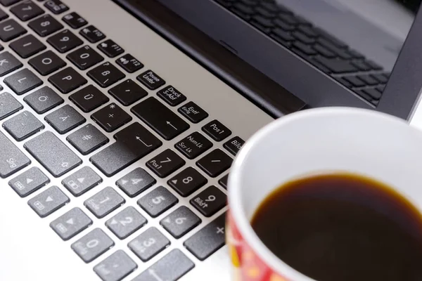 Vista superior de uma mesa de escritório. Computador portátil com xícara de café — Fotografia de Stock