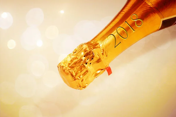 Col champagne doré avec l'inscription 2018 — Photo