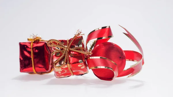 Scatola regalo di Natale rosso isolato — Foto Stock