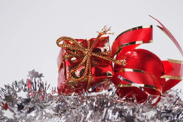 Rote Weihnachtsgeschenkschachtel isoliert — Stockfoto