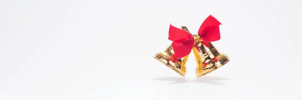 Pár zlatých zvonků s červenou mašlí — Stock fotografie
