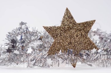Altın yıldızlı Noel süslemesi