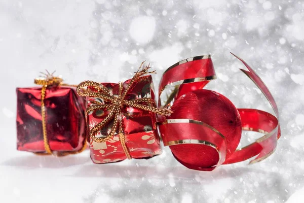 Caixa de presente de Natal vermelho com neve — Fotografia de Stock